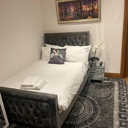 רויסליפ Tj Homes - Luxury Studio Suite With Garden View - Next To Tube Station London מראה חיצוני תמונה