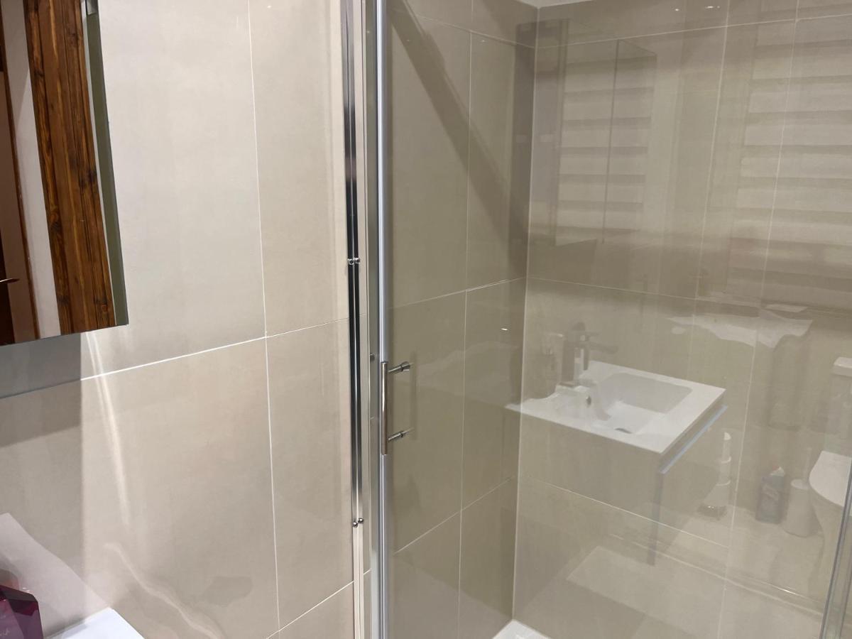 רויסליפ Tj Homes - Luxury Studio Suite With Garden View - Next To Tube Station London מראה חיצוני תמונה