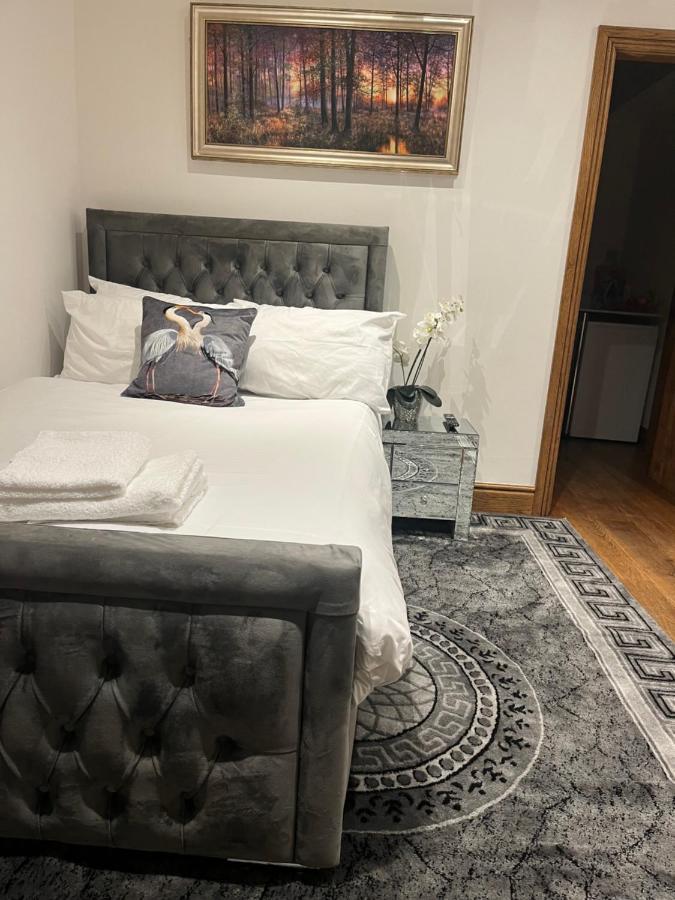 רויסליפ Tj Homes - Luxury Studio Suite With Garden View - Next To Tube Station London מראה חיצוני תמונה