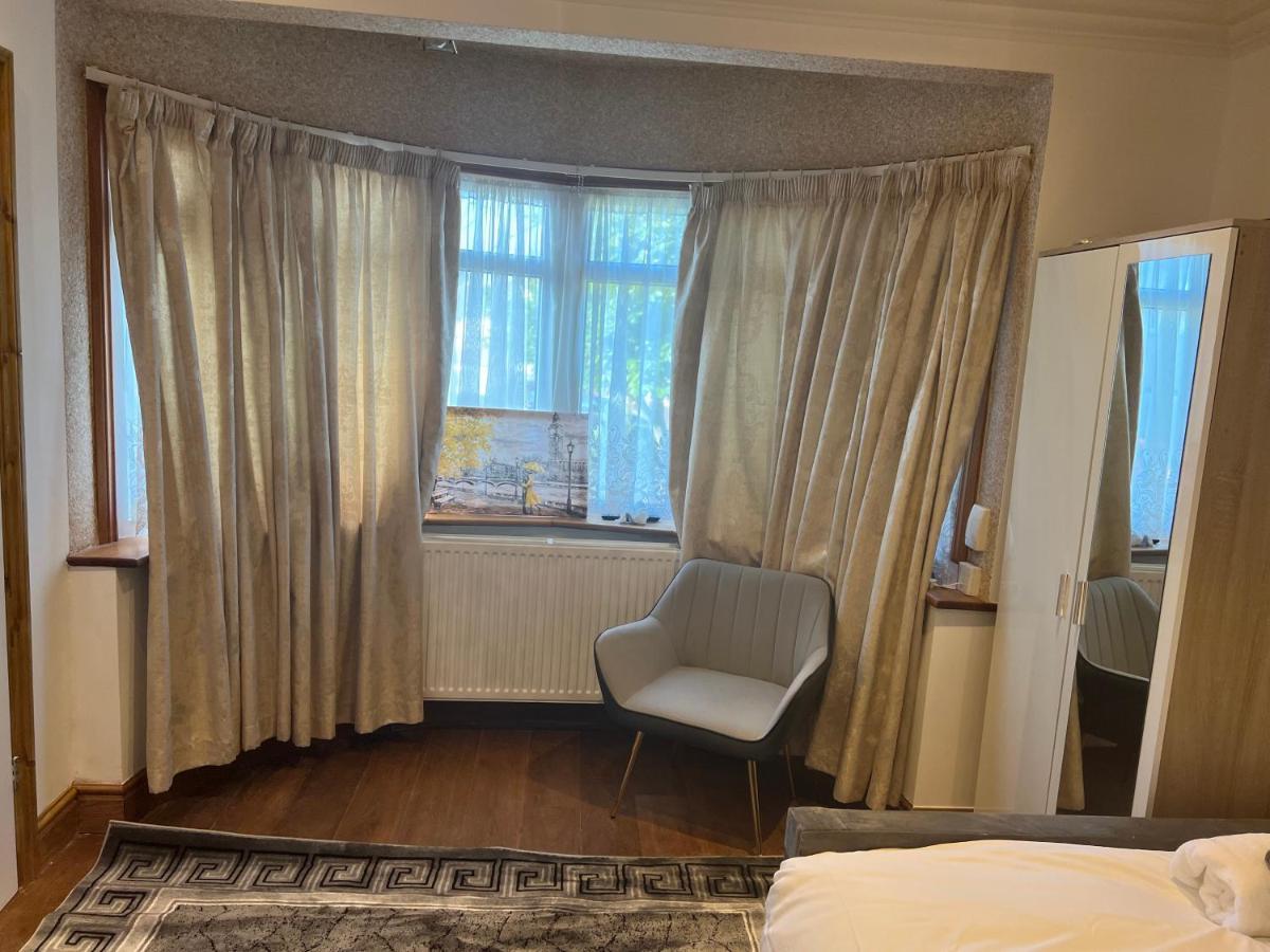 רויסליפ Tj Homes - Luxury Studio Suite With Garden View - Next To Tube Station London מראה חיצוני תמונה