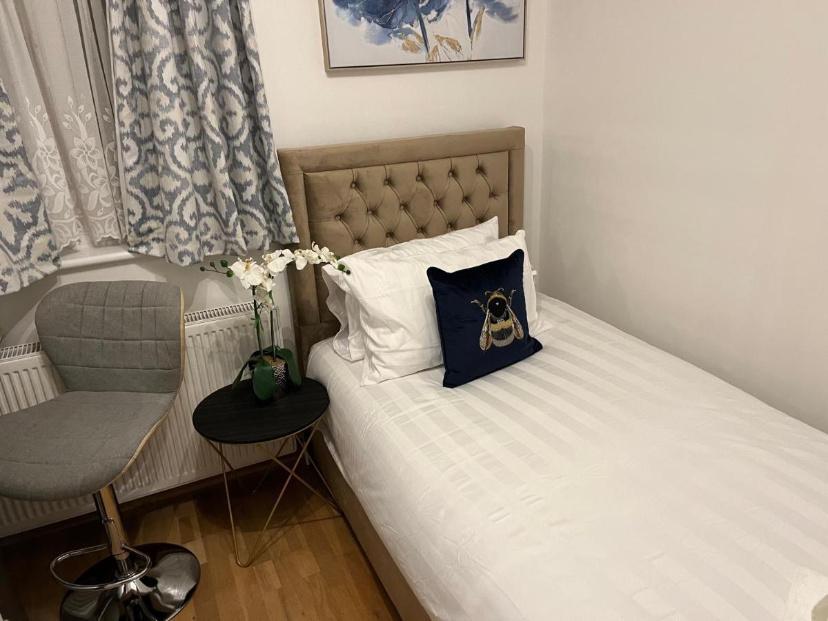 רויסליפ Tj Homes - Luxury Studio Suite With Garden View - Next To Tube Station London מראה חיצוני תמונה